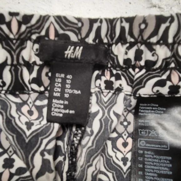 H&M Medallion Pattern Pants. - Picture 3 of 5